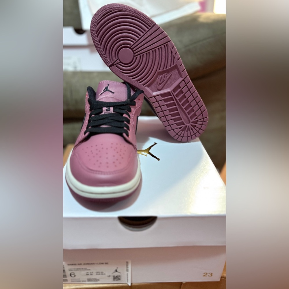 Woman air Jordan1 low se , light mulberry size 6 new with box